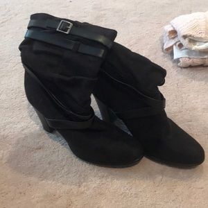 Super cute black boots.